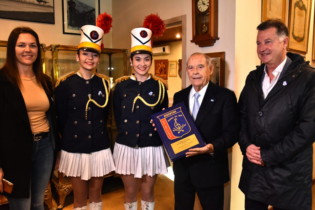  La Guardia del Mar, su director Alejandro Magrini y Karina Domínguez entregaron una plaqueta en agradecimiento al padrino de la formación, Florencio Aldrey.
