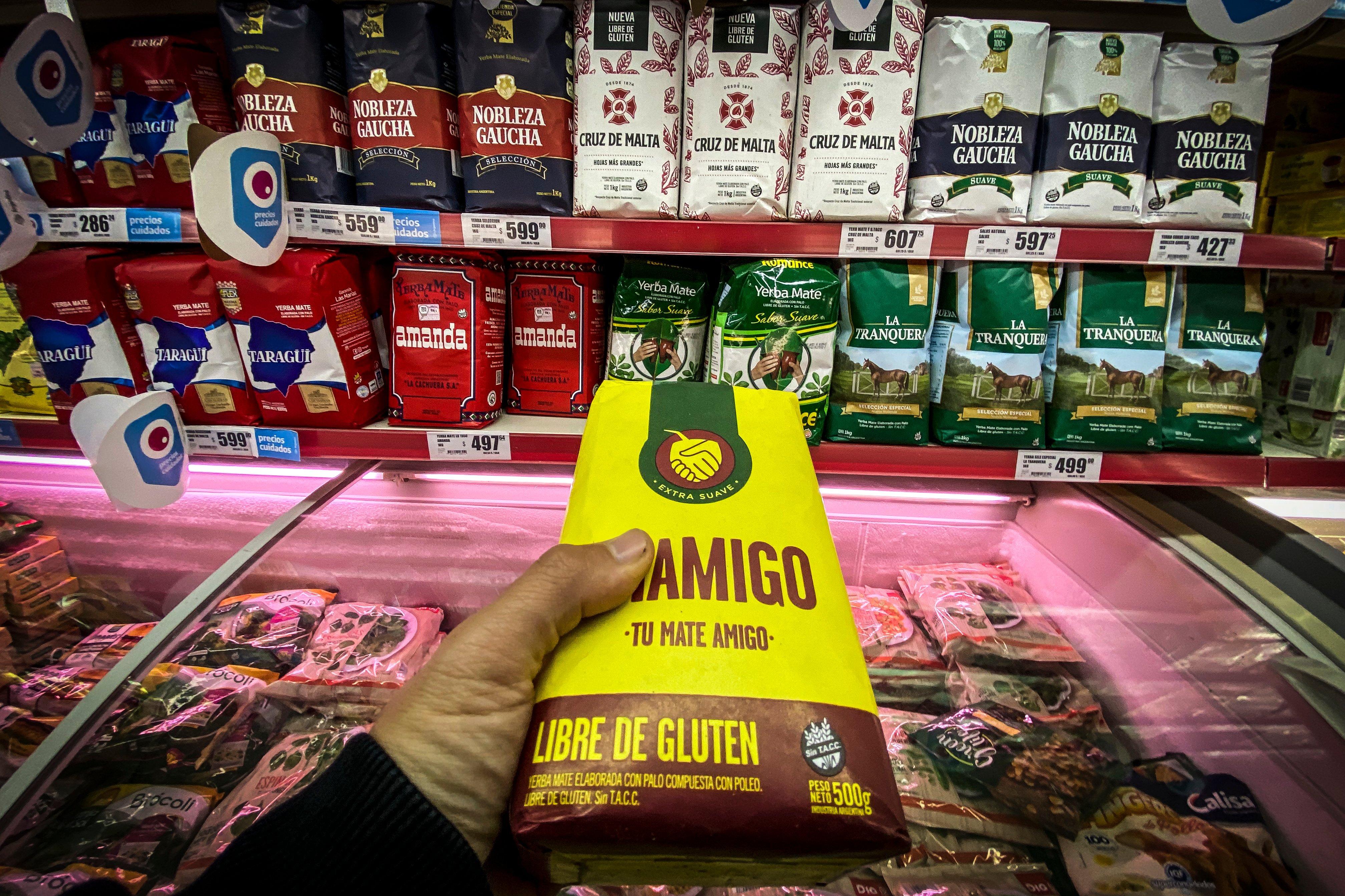 La yerba mate resiste la inflación en Argentina y se usa para suplir comidas