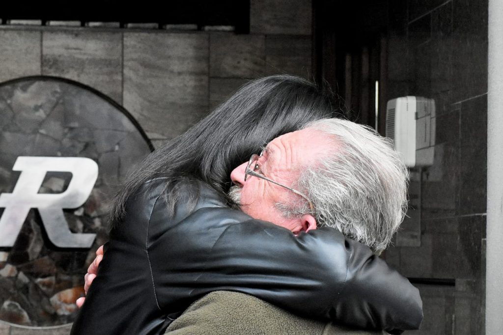 En el velorio, Luis -padre Mora Negretti- se abraza a una de las mujeres que se encontraban junto a su hijo al momento del hecho.