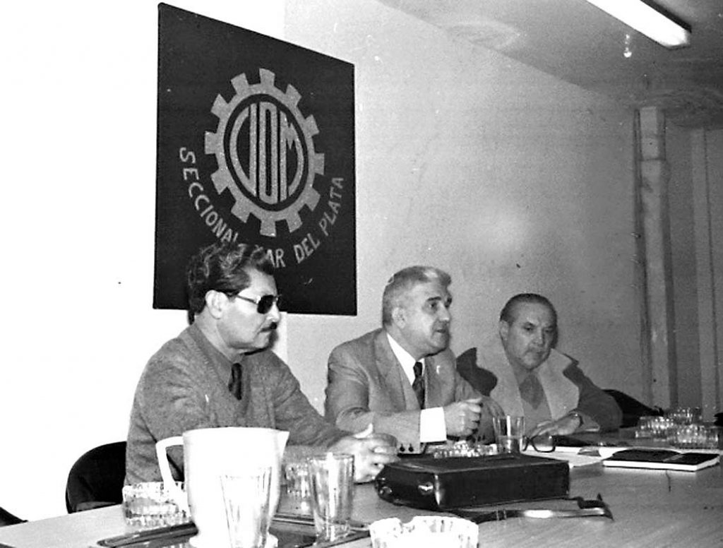 El abogado Norberto Centeno ofreciendo una charla informativa en la sede de la UOM. Año 1974. Archivo LA CAPITAL.