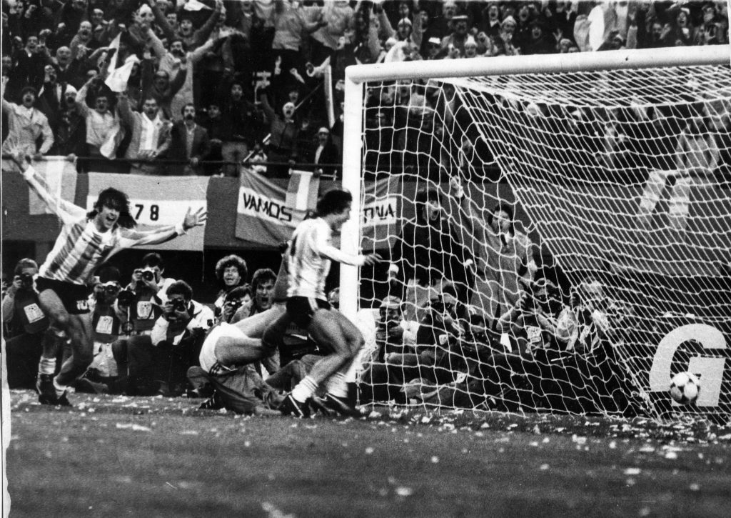 Mario Kempes ya tocó al gol para el segundo de Argentina. Los holandeses ruedan y Daniel Bertoni inicia el festejo.