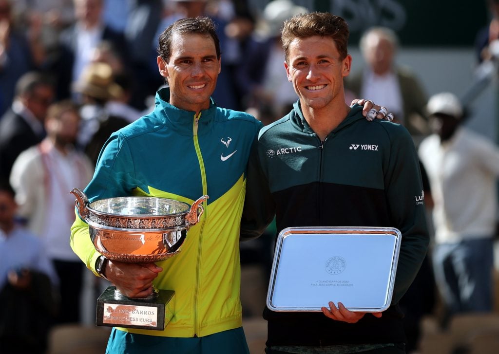 Paris (France), 05/06/2021.- Winner Rafael Nadal of Spain (L) and runner-up Casper Ruud of Norway pose with their trophies after their Menís Singles final match during the French Open tennis tournament at Roland ?Garros in Paris, France, 05 June 2022. (Tenis, Abierto, Francia, Noruega, España) EFE/EPA/MARTIN DIVISEK