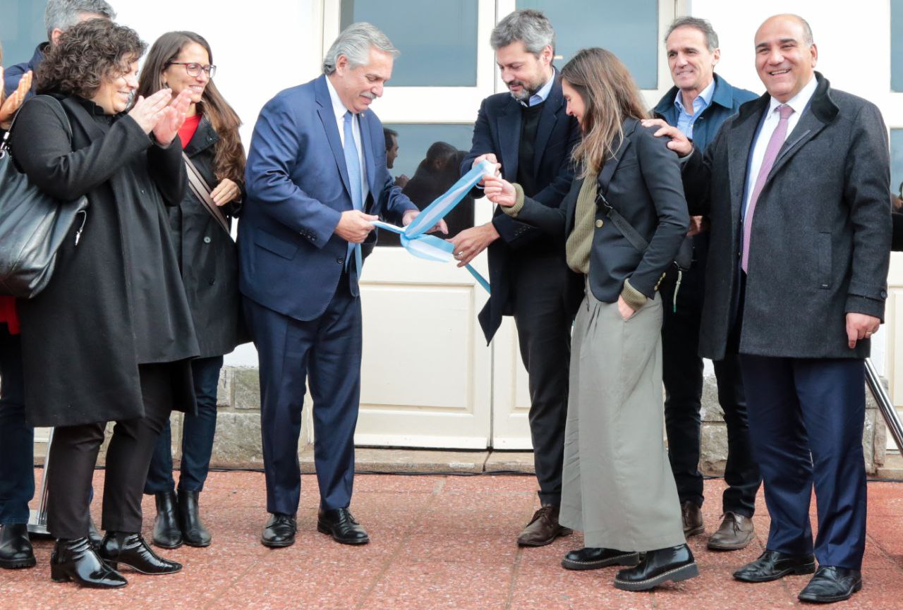 El presidente Alberto Fernández, el ministro de Turismo, Matías Lammens, y la directora de la Anses, Fernanda Raverta, cortaron la cinta de la reinauguración del hotel 6 de Chapadmalal. 