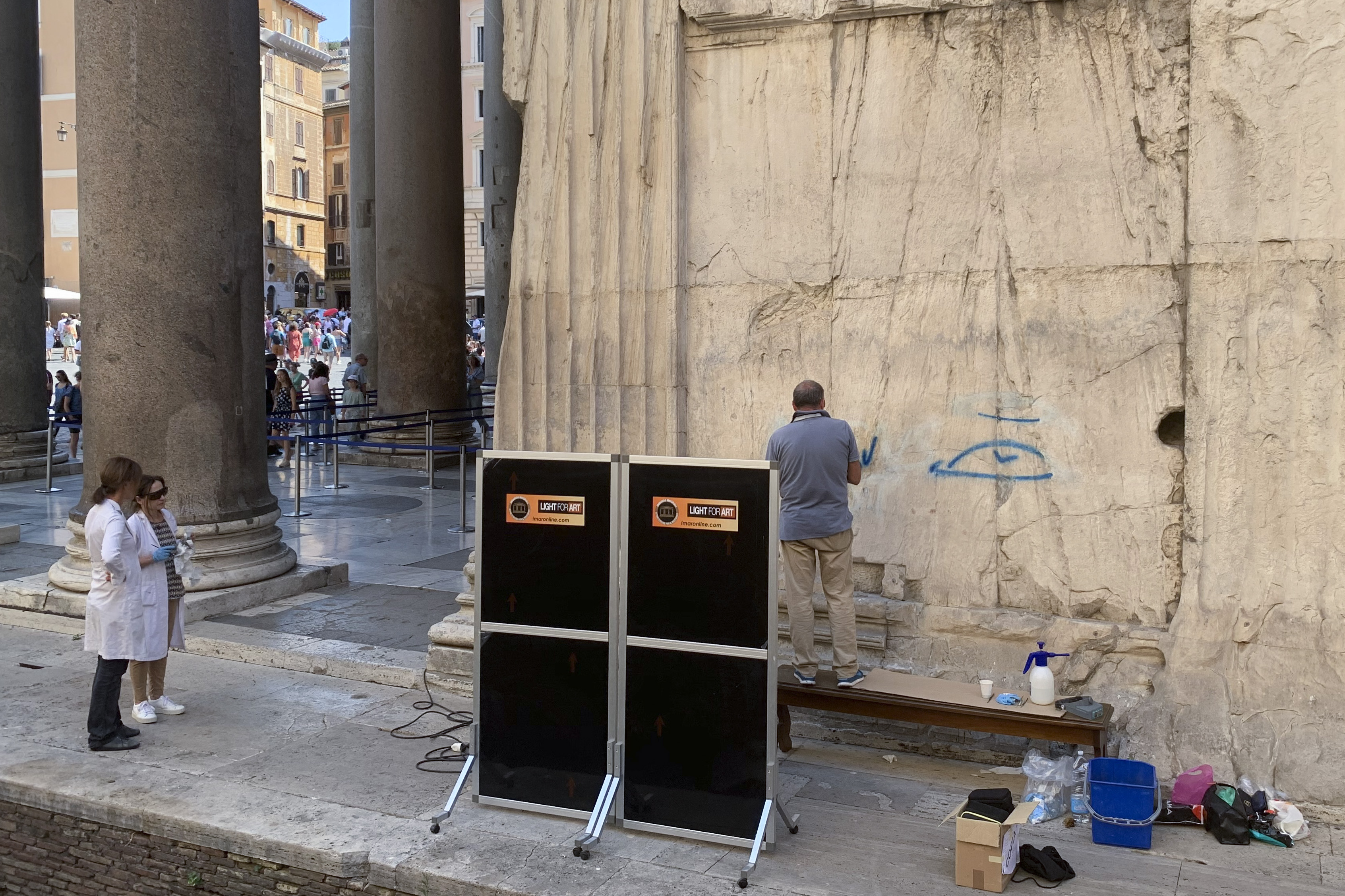 Expertos limpian la pintada aparecida en el Panteón
