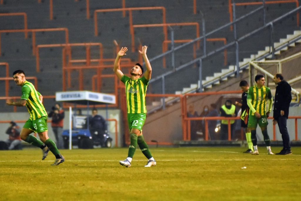Andrés Ríos festeja su gol.