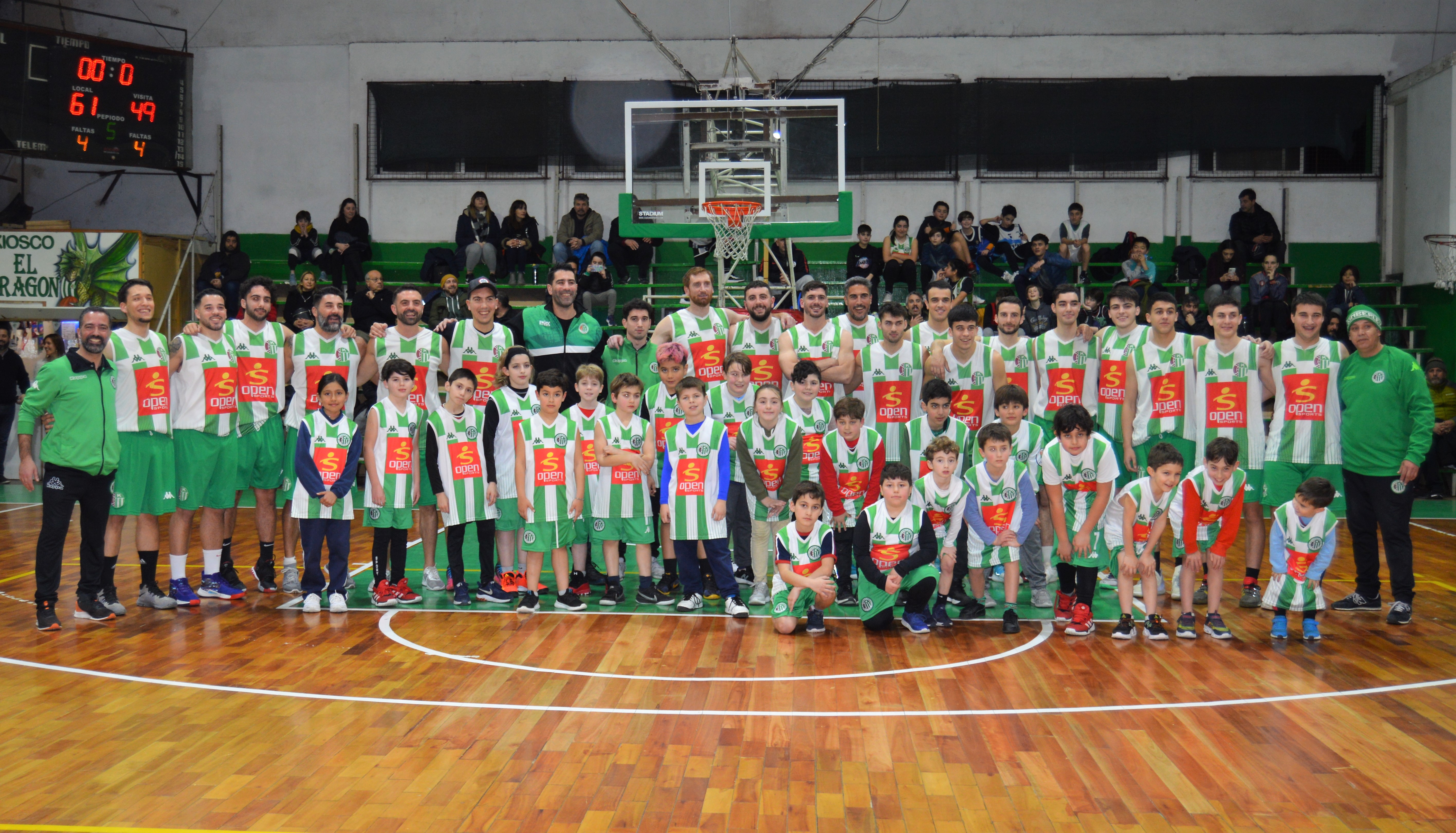Plantel, cuerpo técnico y los chicos y chicas de inferiores que acompañaron la presentación de Kimberley para el Pre Federal.