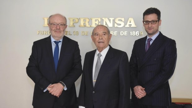 El director de LA CAPITAL, Florencio Aldrey, el flamante cónsul general del Reino de España en Buenos Aires, Fernando García Casas y el cónsul adjunto, Gustavo Alonso Martínez.