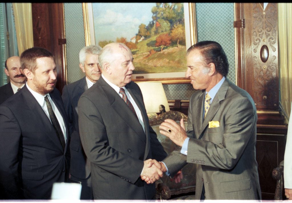 Gorbachov en un encuentro con Carlos Menem.