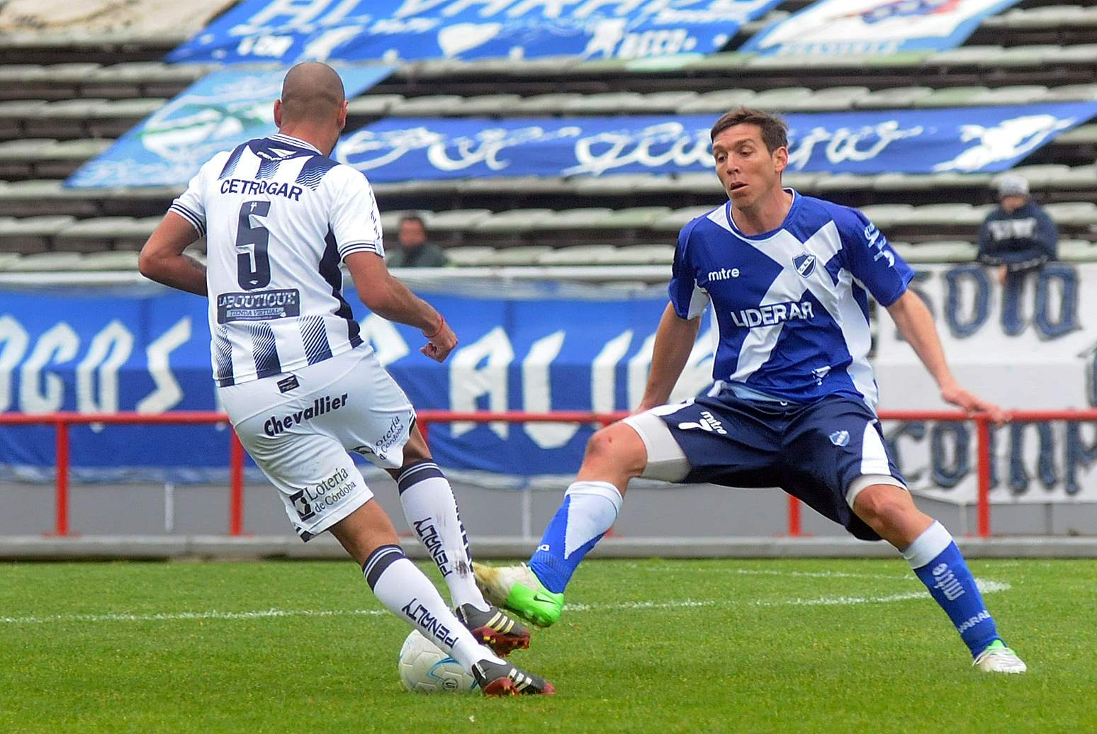 Tántera marca a un jugador de Talleres de Córdoba. Fue el décimo sin ganar de esa serie de 17.