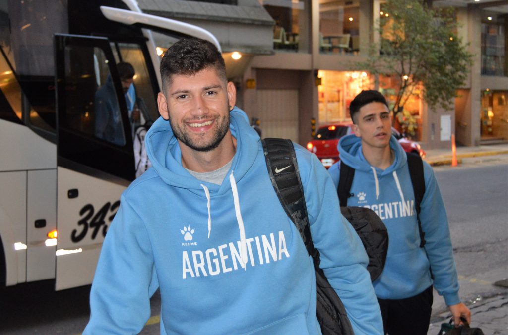 La sonrisa de Patricio Garino apenas arribado al hotel con el resto del seleccionado argentino de básquetbol. Atrás aparece José Vildoza.
