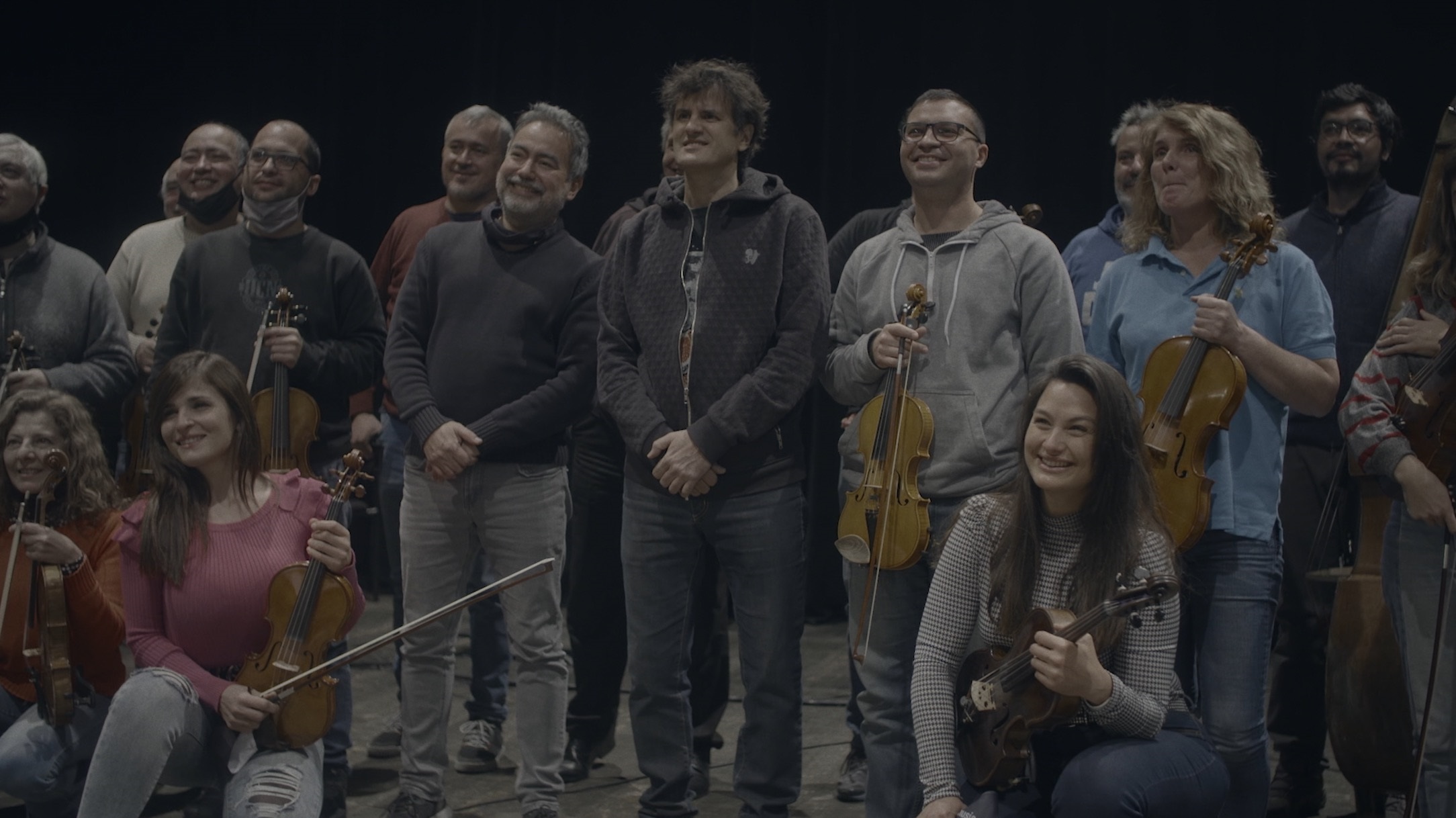 Andrés Ciro Martínez junto a integrantes de la Orquesta Filarmónica.