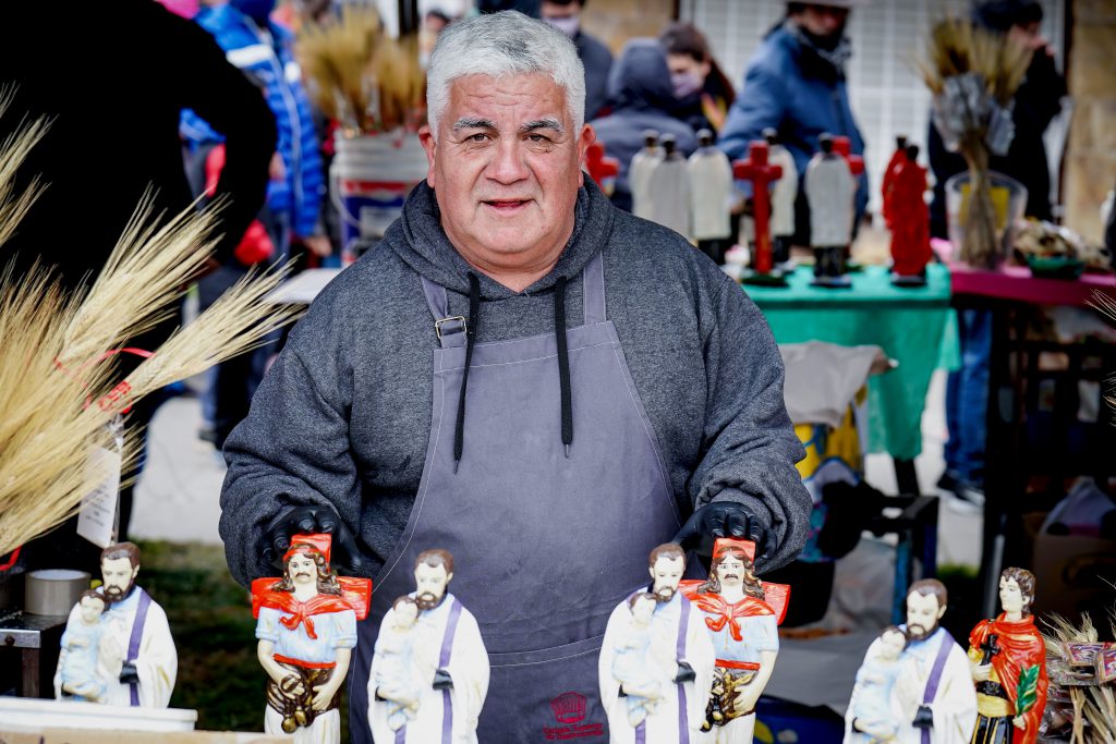 Carlos, experimentado vendedor de San Cayetano con sus estatuillas "gigantes".