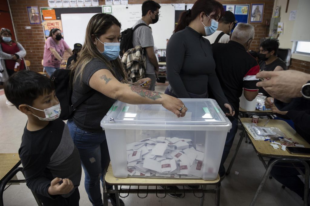 Ciudadanos acuden a votar en el plebiscito constitucional, en el colegio electoral instalado en la comuna de La Pintana, en Santiago (Chile).. 