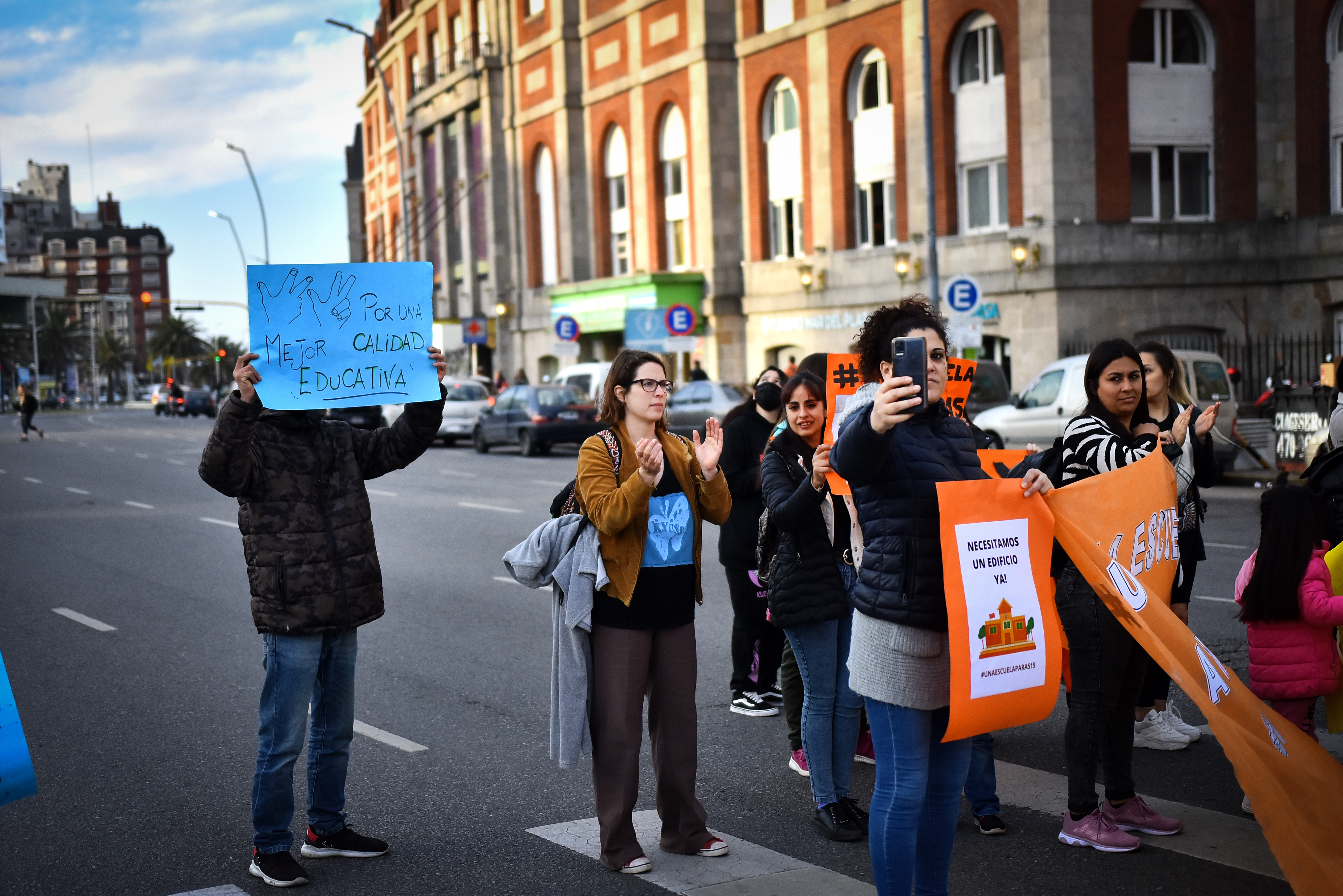 Alumnos, padres de alumnos y docentes reclamaron por un edificio propio para la Escuela Especial N° 515.