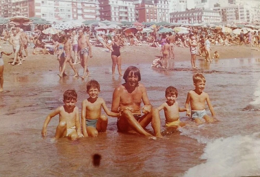 Carlitos con un grupo de niños en playa Las Toscas. Foto de Familia | LA CAPITAL.