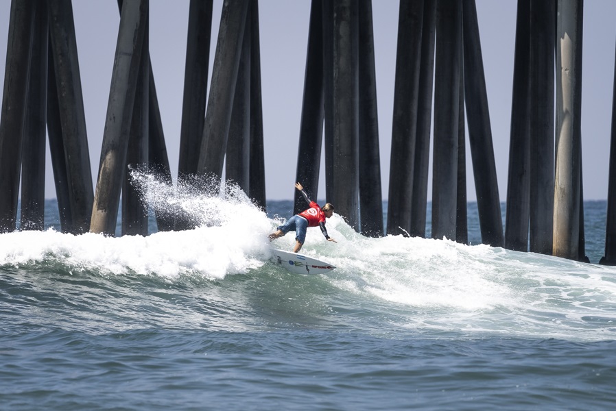 Foto: Sean Evans/ISA Ignacio Gundesen en la ola recortada su silueta contra los pilotes del emblemático muelle de Huntington Beach.