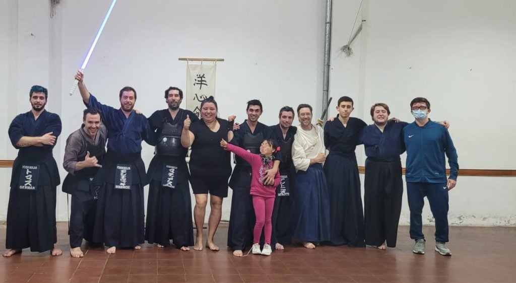 Rebeca en el centro, la única mujer del Dojo en una foto de semanas atrás.