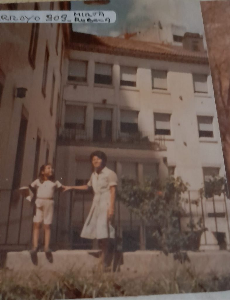 Fines de los '70, Rebeca y su madre Mirta en la terraza interna del Pensionado.