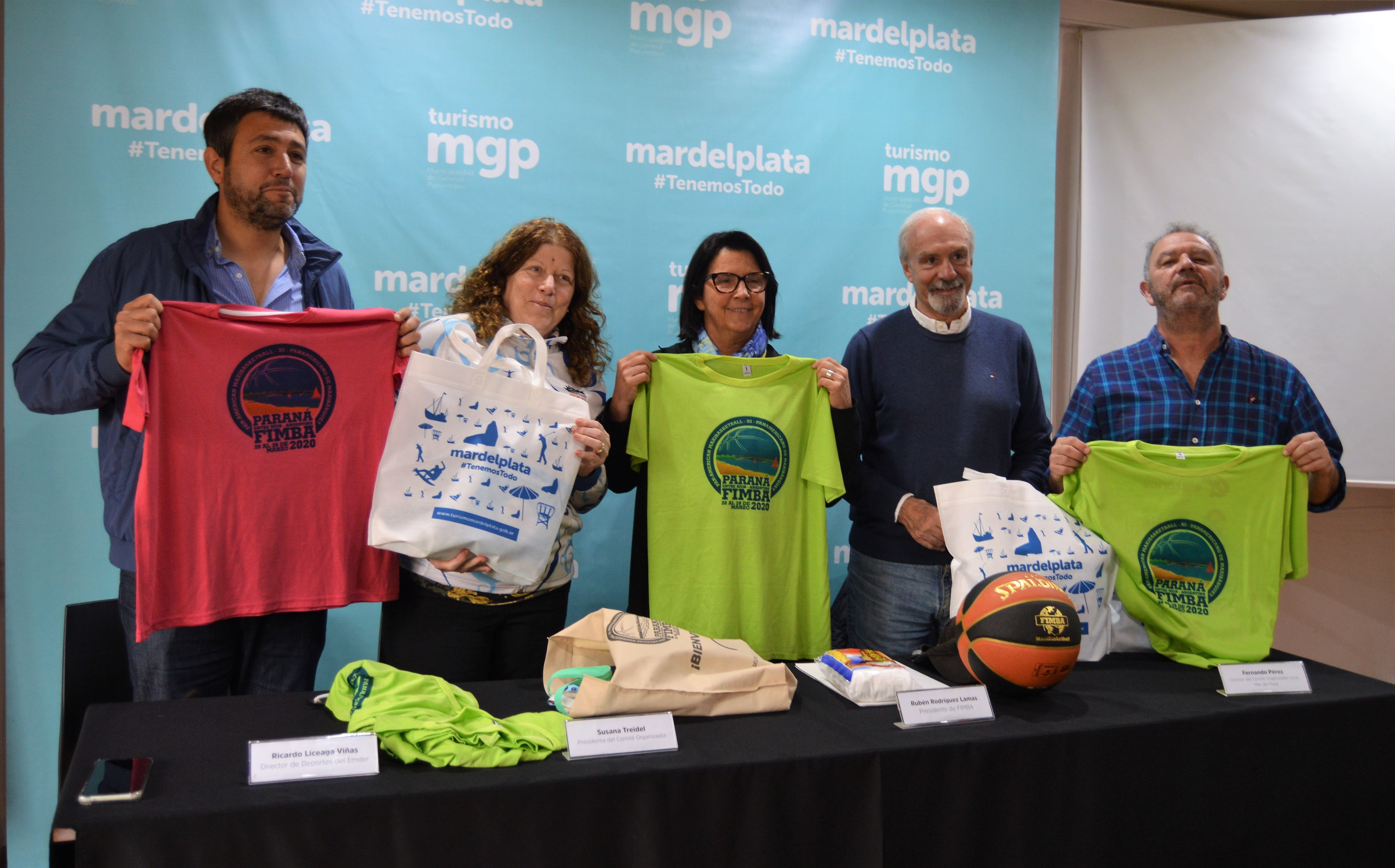 Intercambio de presentes entre organizadores y autoridades muncipales.