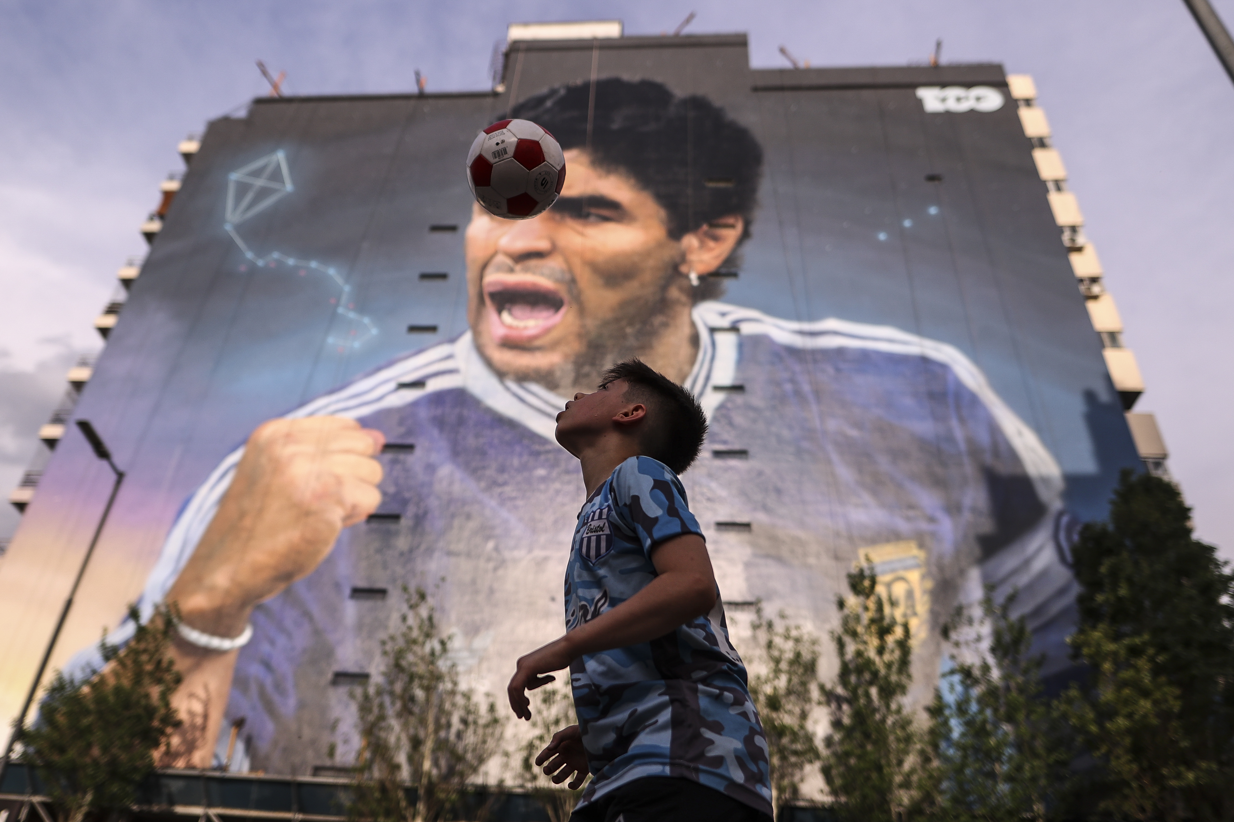 El rostro de Maradona roza la "inmensidad" de los cielos