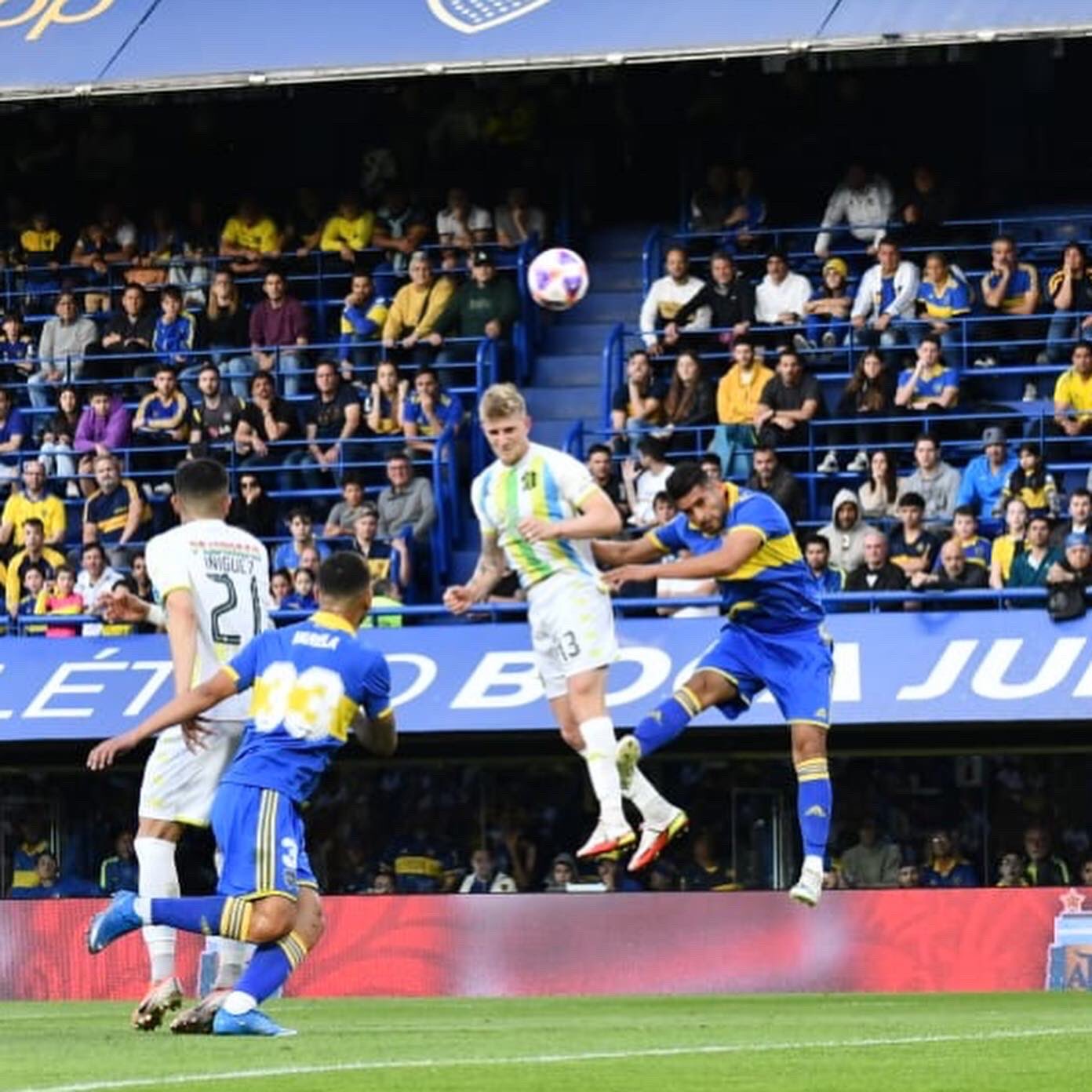 Nicolás Valentini gana bien arriba para marcar el empate parcial. (Foto prensa Aldosivi)