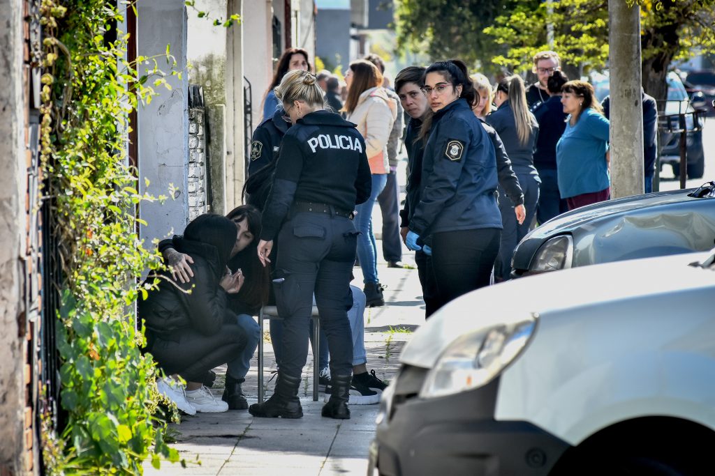 Escenas de dolor y consternación en la puerta del PH de Matheu al 4600, tras el parricidio de Corina y José Tapia.