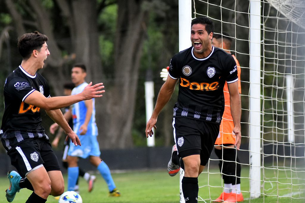 Pablo De Hoyos grita su segundo gol, el tercero de Atlético Mar del Plata, que goleó a Ferro Carril Sud.
