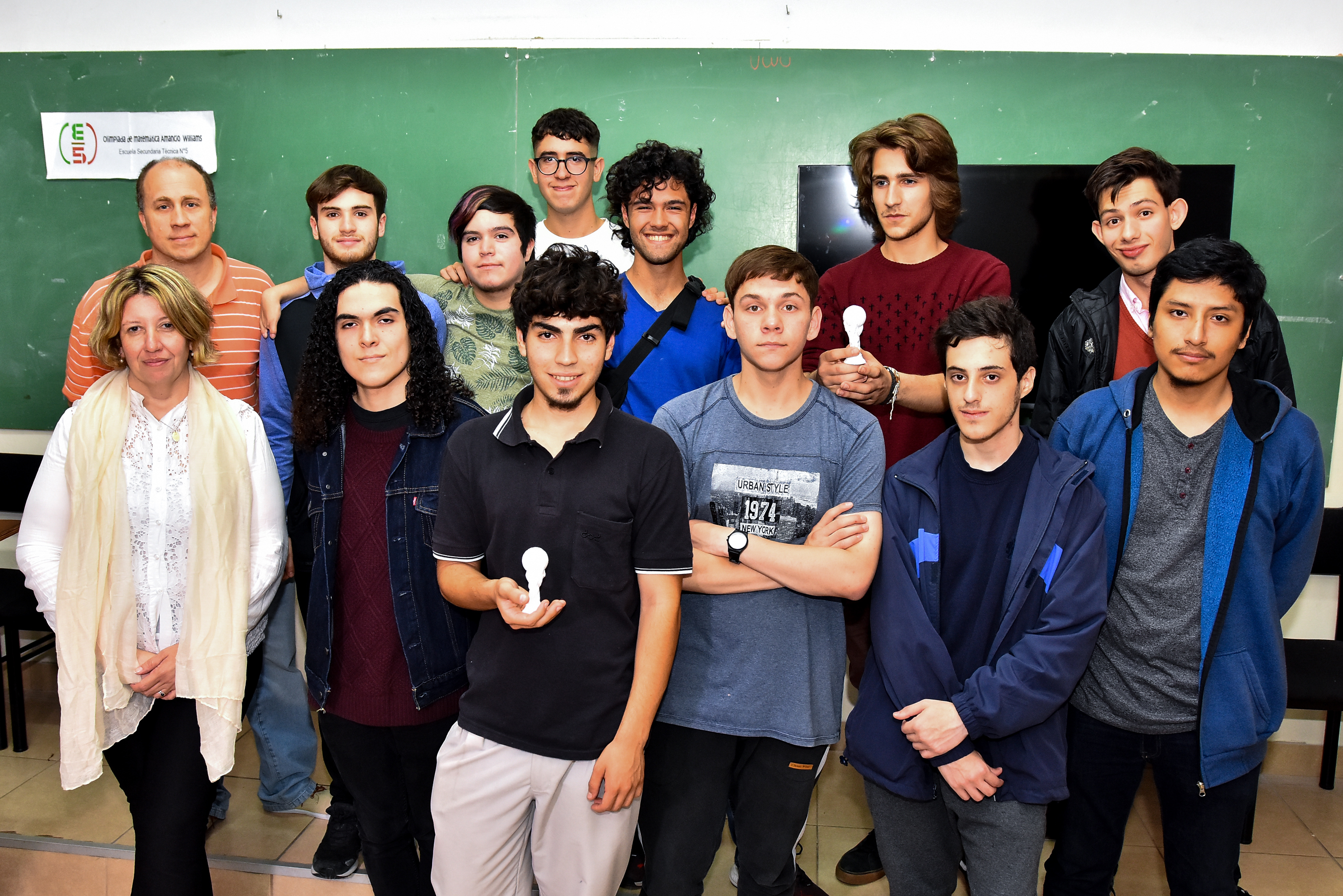 Los desarrolladores de "Futgool", estudiantes de séptimo año de la Escuela Técnica N°5, junto a la docente Paola Flament.