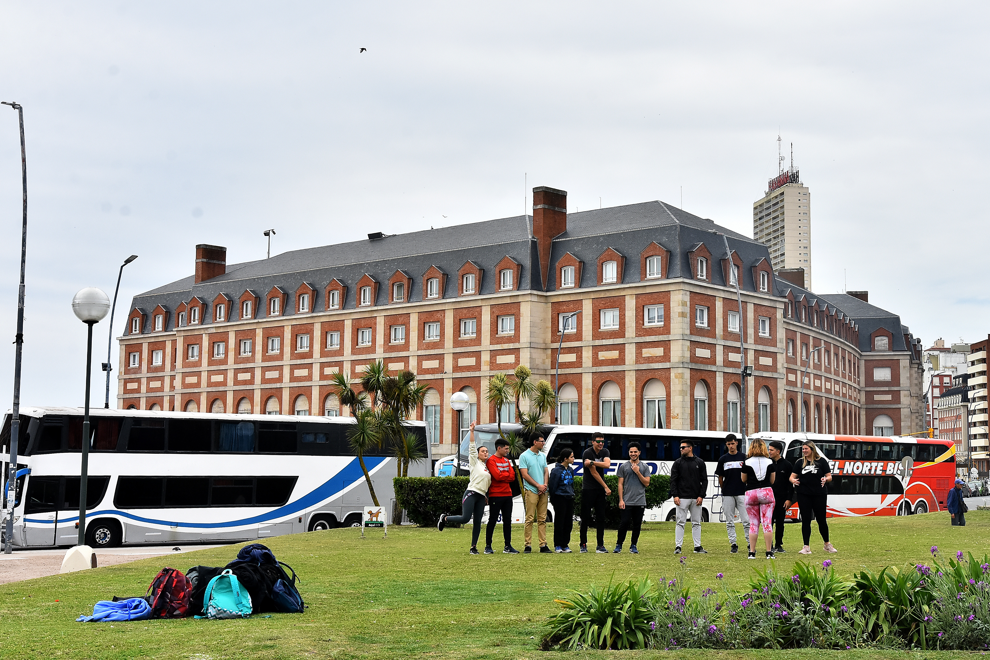 Estudiantes realizan sus viajes de egresados en Mar del Plata.