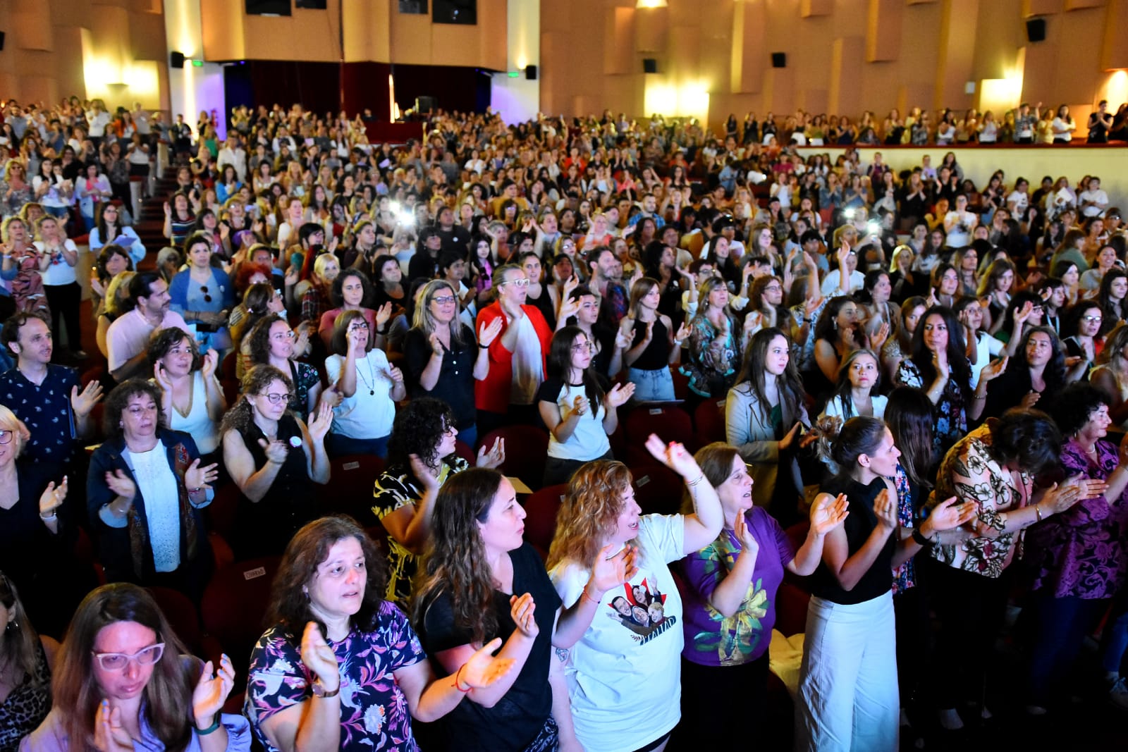 Cientos de mujeres asistieron a la apertura en el Teatro Auditorium.