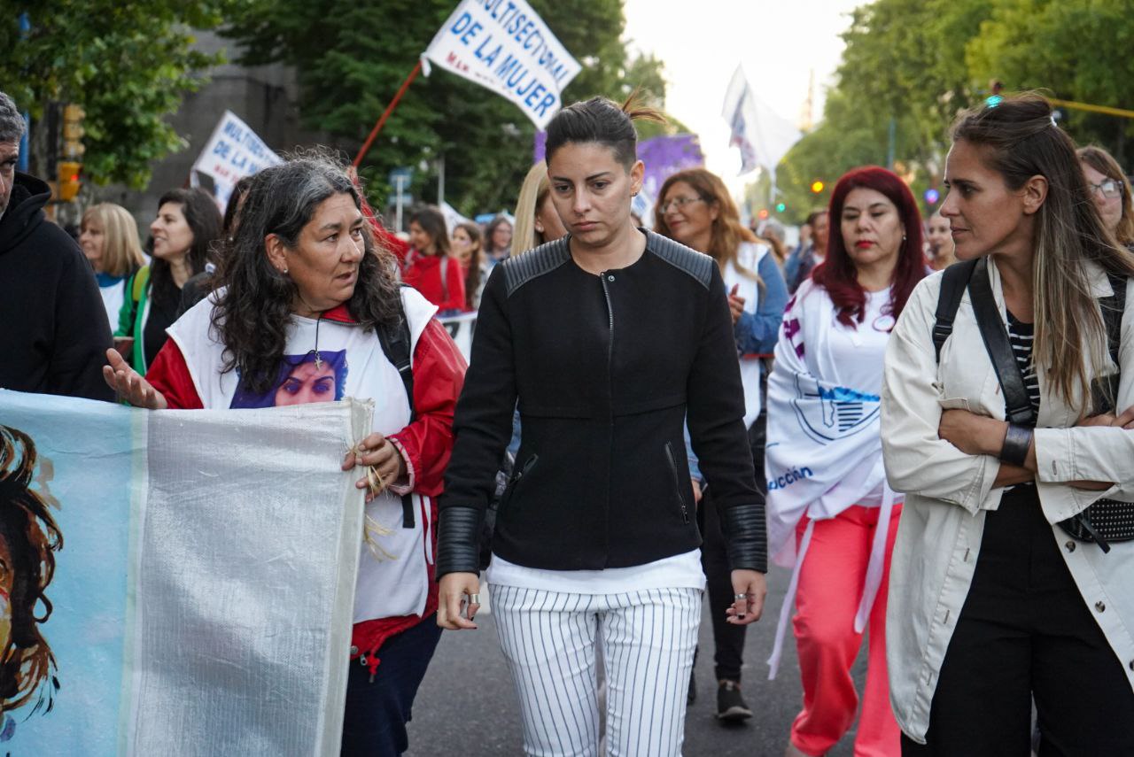 Mazzina se sumó a la marcha por el Día Internacional de la Eliminación de las Violencias contra las Mujeres.