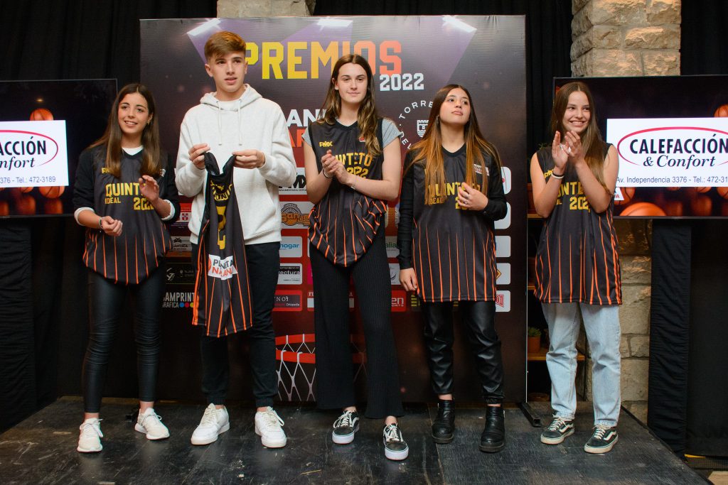 Quinteto ideal de la categoría U15. Felipe Barrionuevo recibió la camiseta de su hermana Juana.