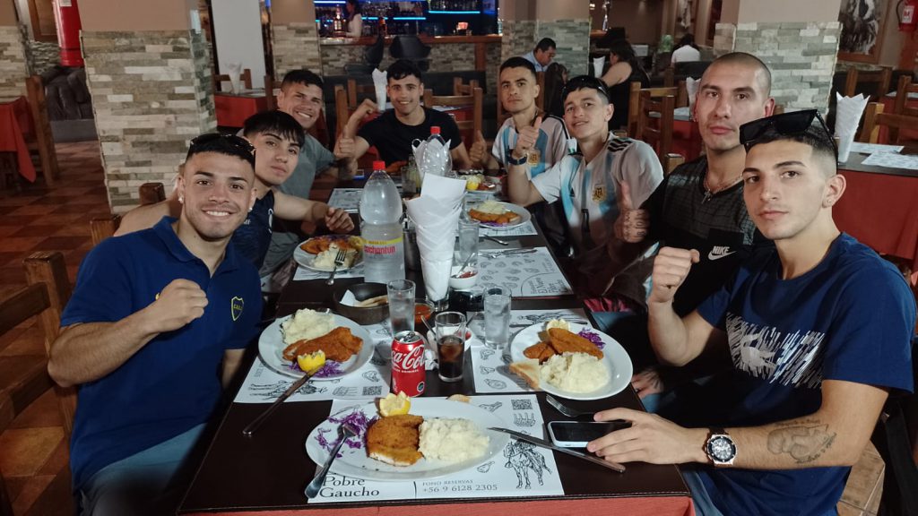 Los boxeadores marplatenses ya están en Temuco y con buen apetito.