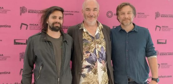 El director de la película, Juan Pollio, el investigador del Conicet Rodolfo Pregliasco y el director de Conicet Documental, Nicolás Martínez Zamborain, en el estreno del filme.