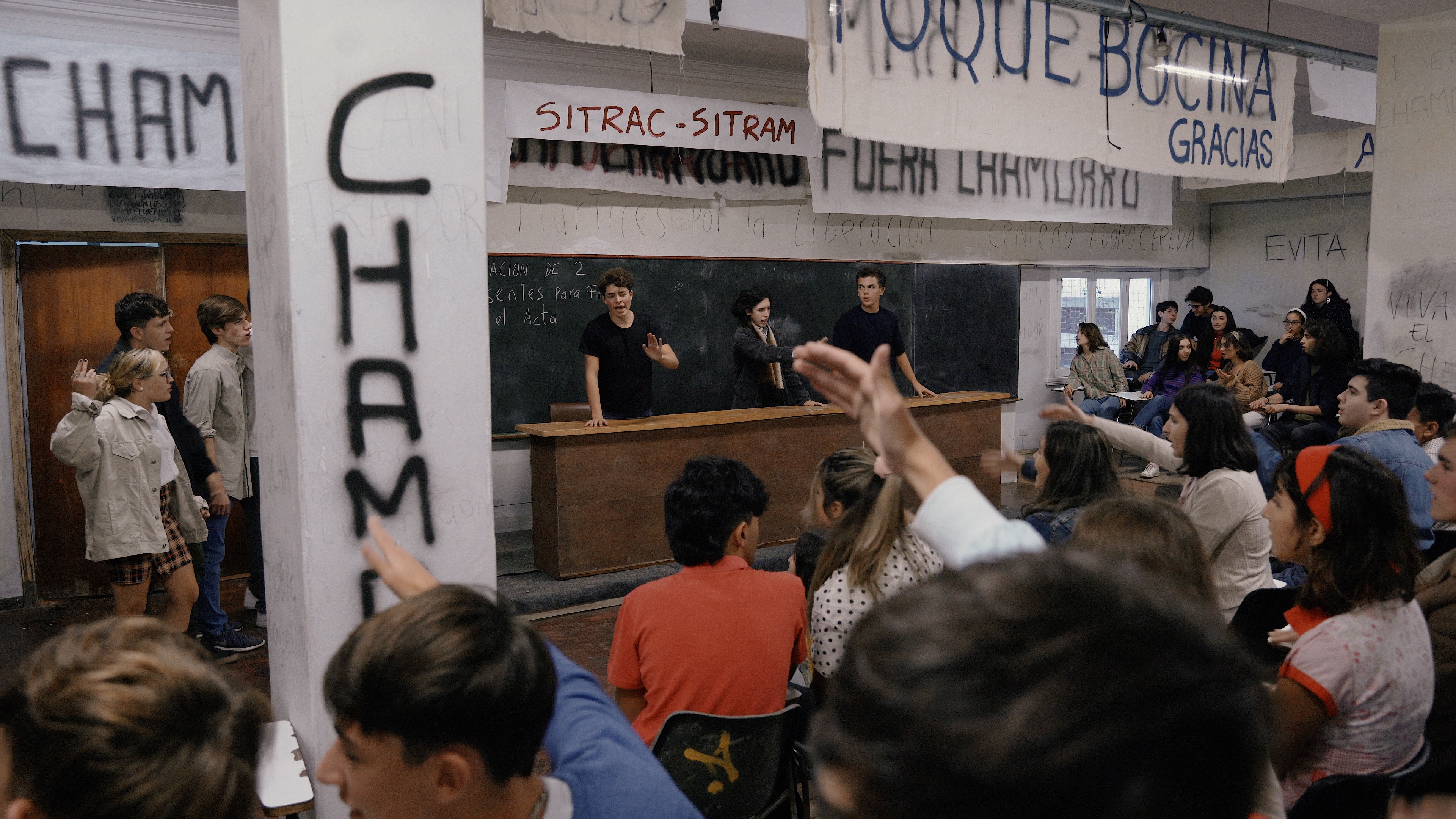 Alumnas y alumnos del Illia, en el aula magna reconstruida, tal como lucía en 1971. 