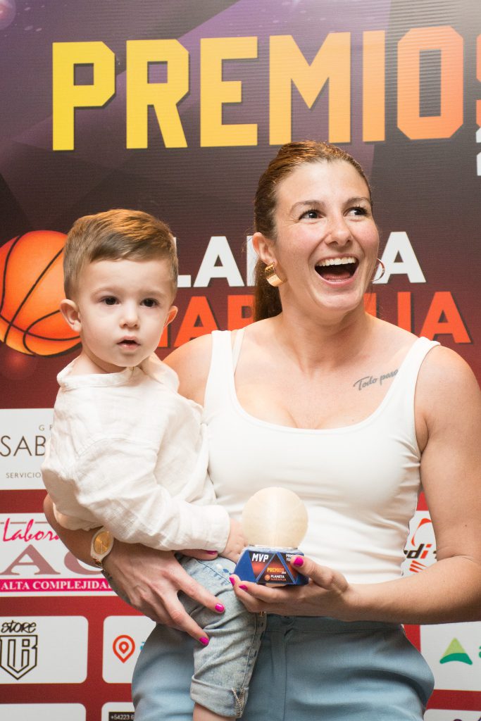 Micaela Sancisi, con su pequeño hijo, recibe el premio a la MVP de primera.