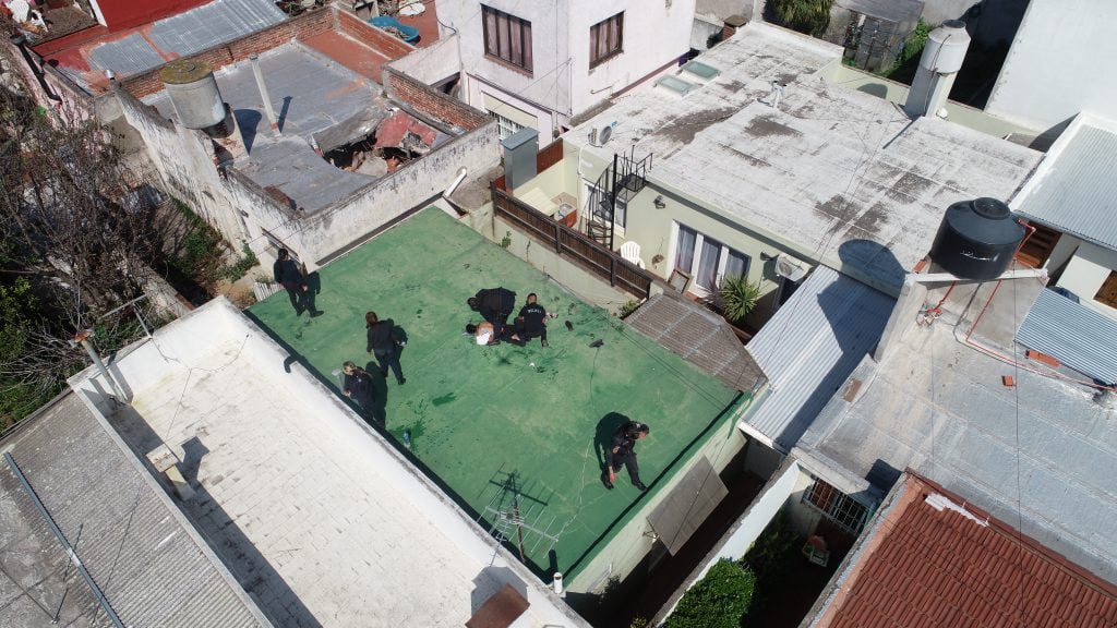 Momento en que la policía detenía a Sayan Uriel Tapia en los techos de su vivienda. Foto: Pablo Funes.