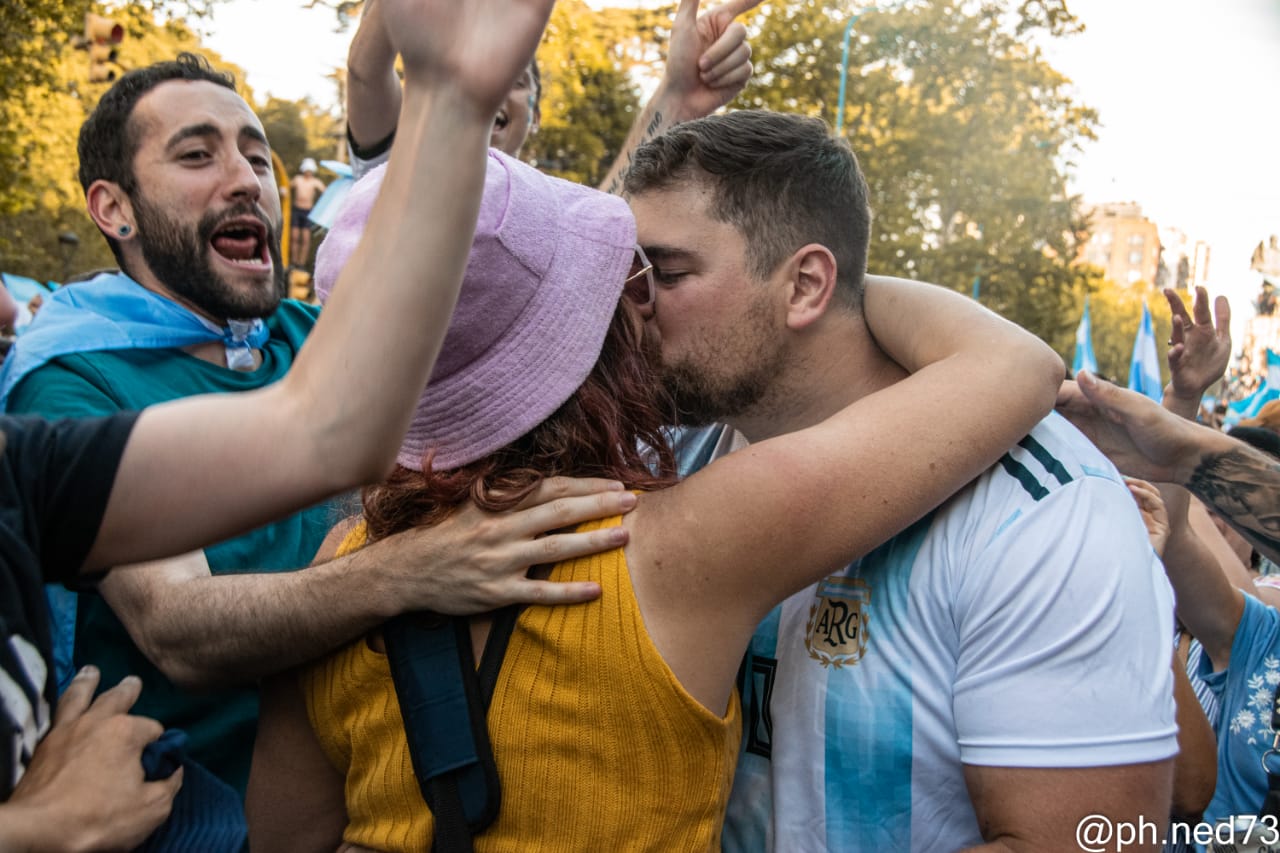 La pareja selló su amor en medio de las celebraciones en Mar del Plata por el triunfo de la Scaloneta en Qatar