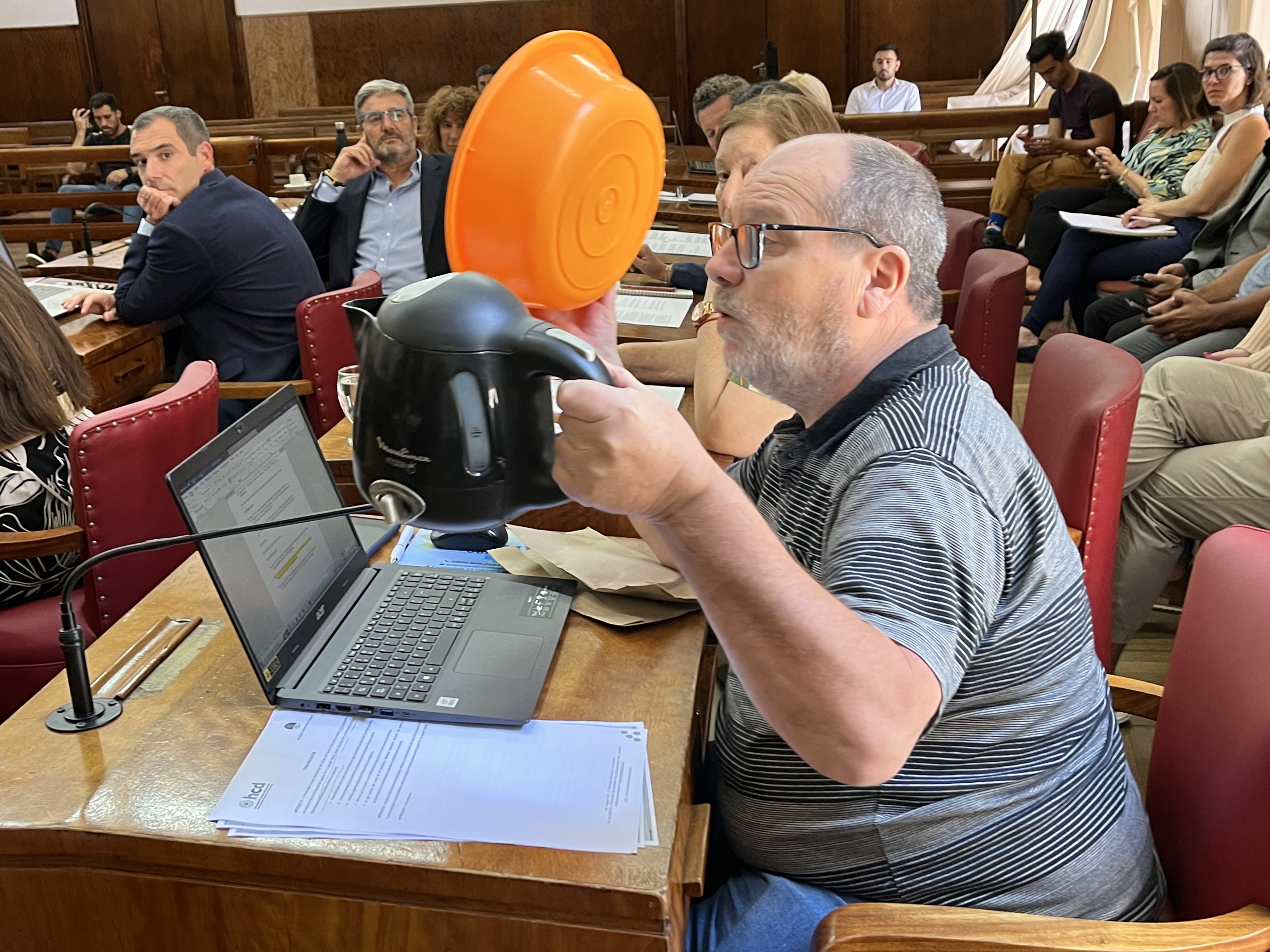 El radical Gustavo Pujato llevó una palangana y una pava eléctrica al recinto del Concejo Deliberante para cuestionar la atención que brinda el Hospital Interzonal.