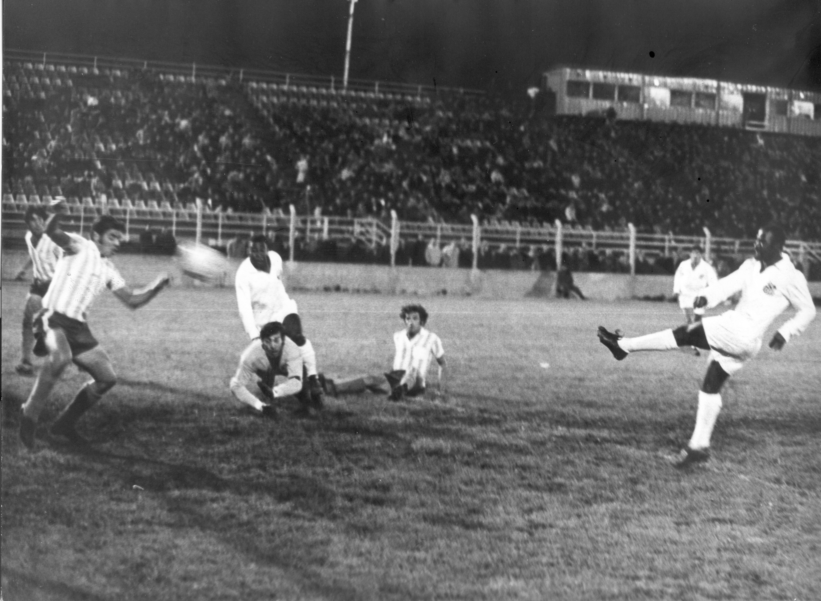 Pelé (atrás de Cejas) asistió a Edú en el gol de Santos.