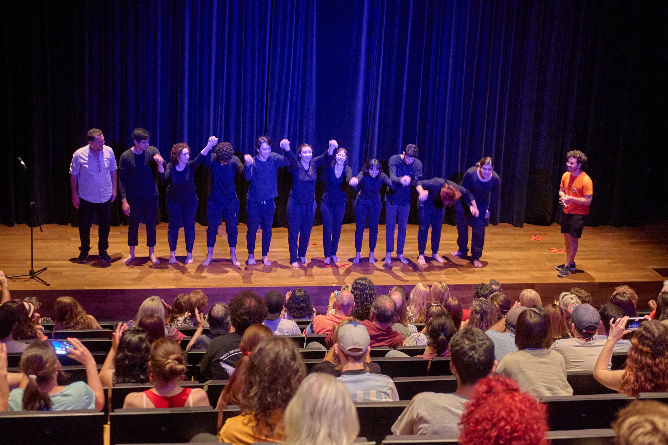 El elenco "Desde la duda hasta el abrazo", con el director Leandro González.