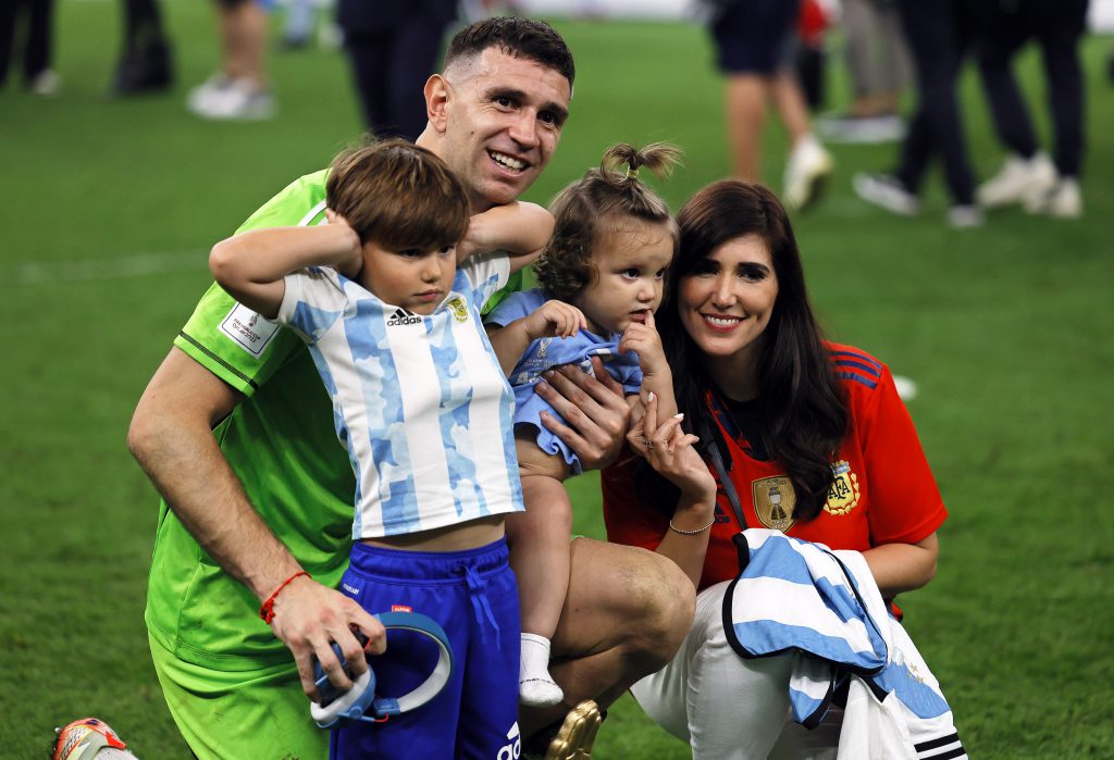 Dibu Martínez junto su familia después de salir campeón del mundo.