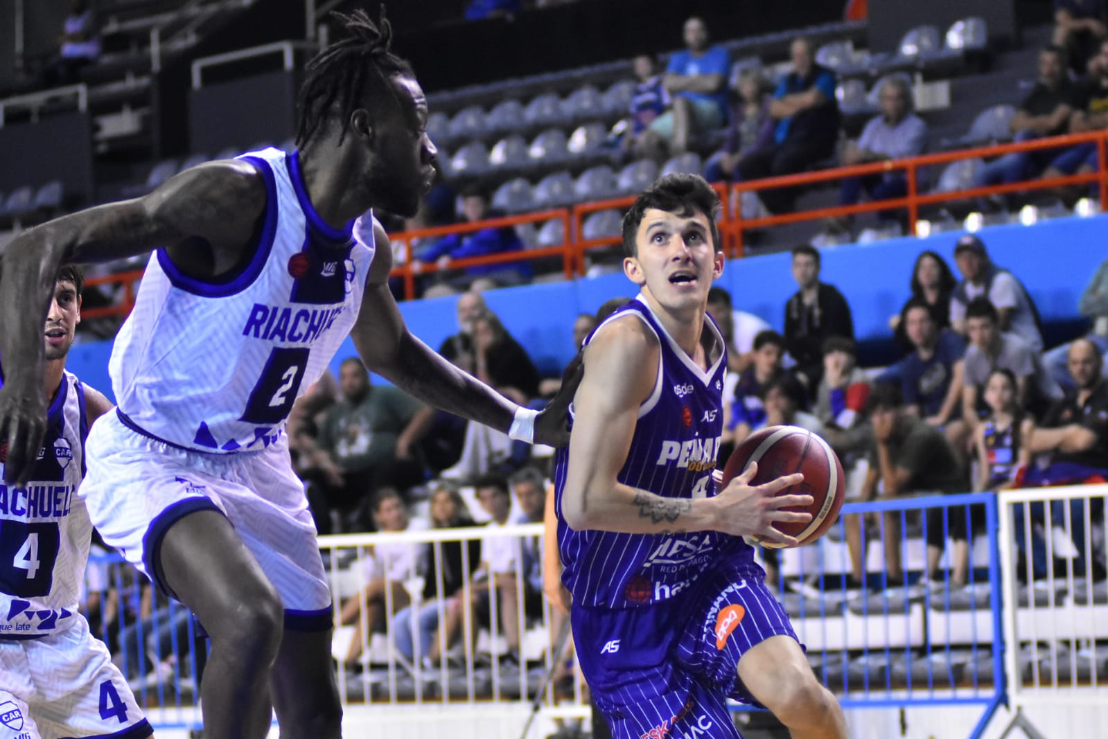 Valinotti ataca la defensa de Justin Jackson. El estadounidense de la visita hizo un gran aporte.