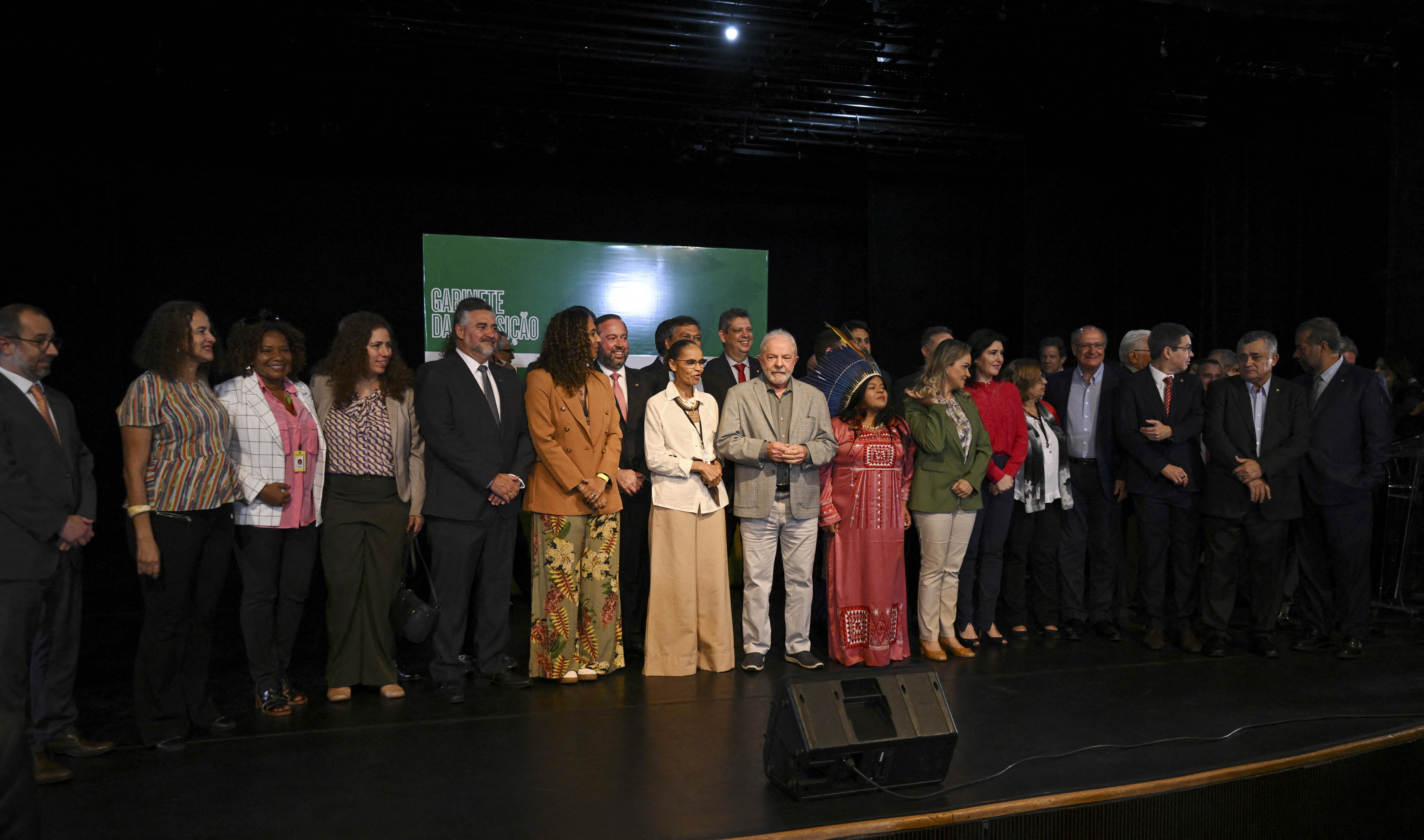 El presidente electo de Brasil, Luiz Inacio Lula da Silva, completó con el anuncio de 16 nombres el equipo de 37 ministros que lo acompañarán a partir del domingo en el gobierno.