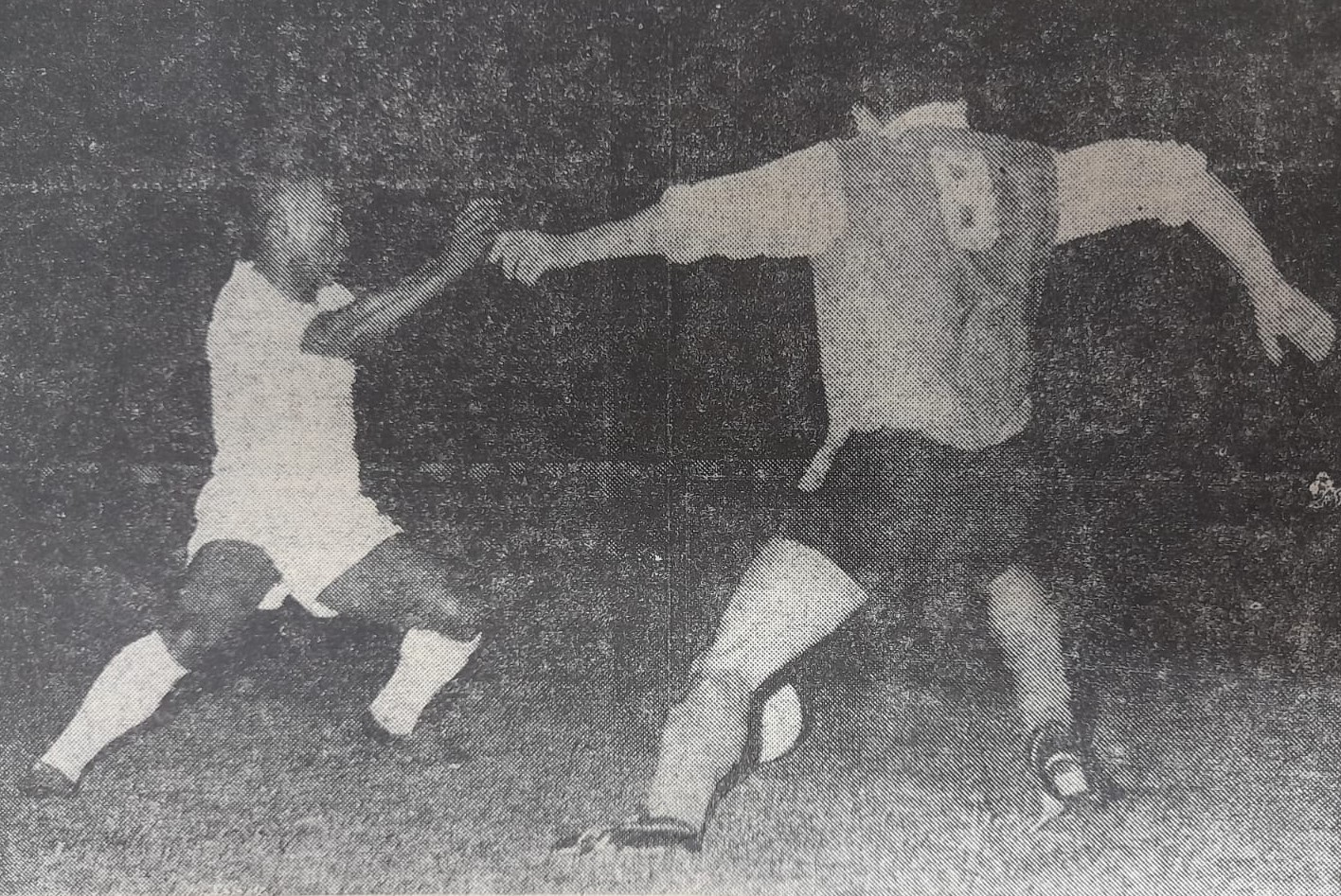 Pelé maniobra ante Jorge "el Indio" Solari.