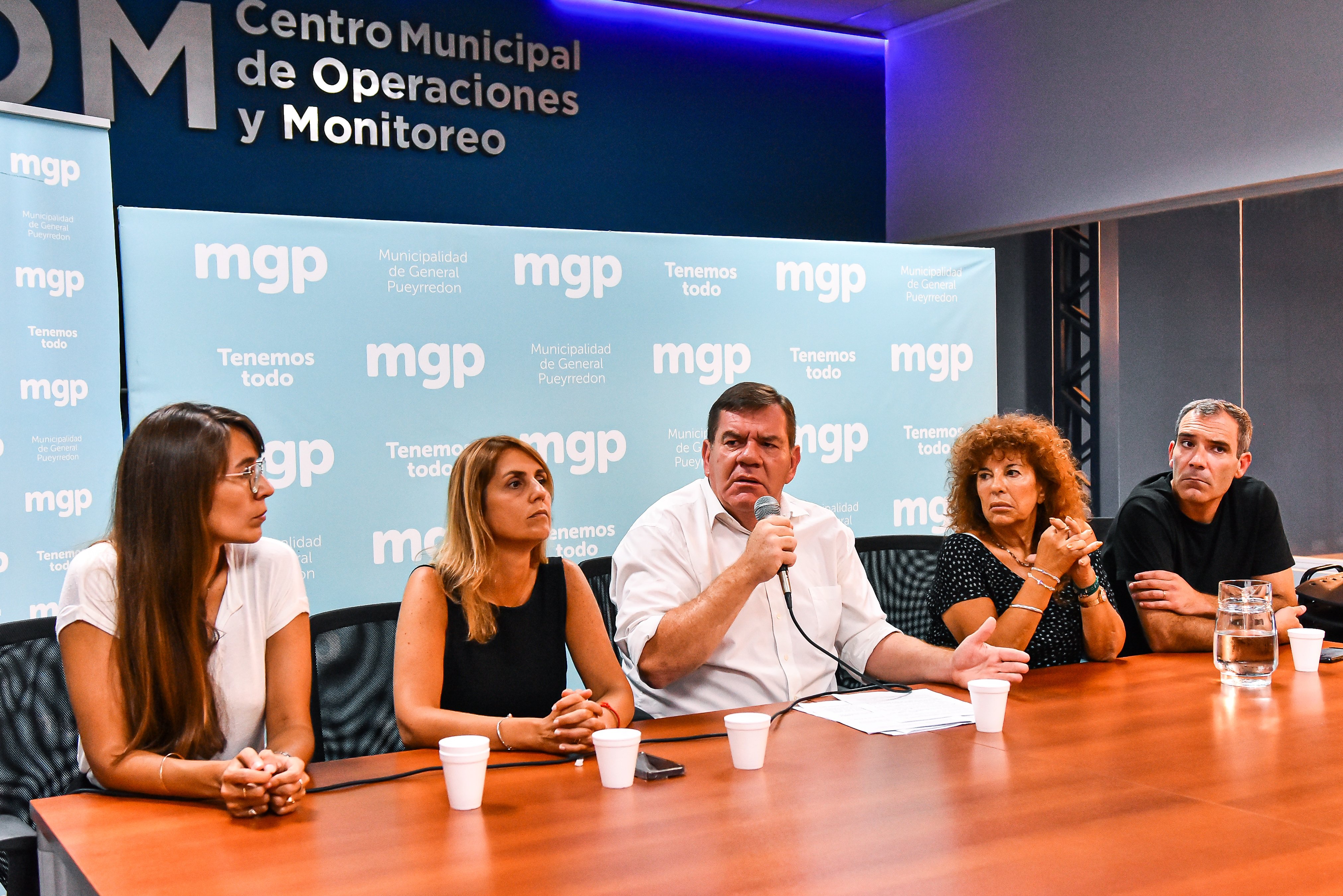Montenegro junto a la presidenta del Concejo y los presidentes de bloque del oficialismo, el viernes, en el COM. A su lado se ubicó Angélica González, impulsora de las plataformas digitales. 