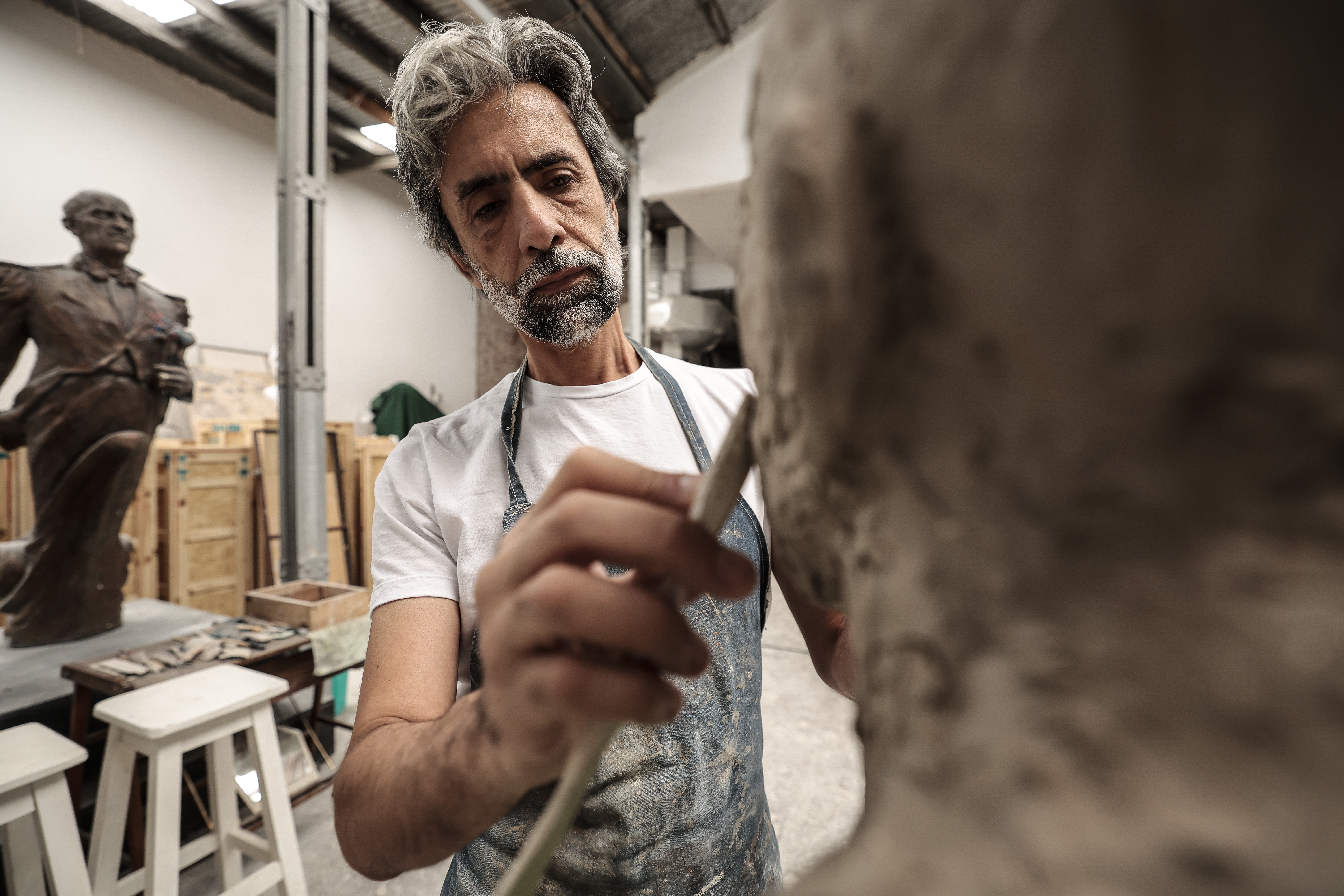 El escultor que 'moldeó' el "carácter" de Maradona, Messi y Evita