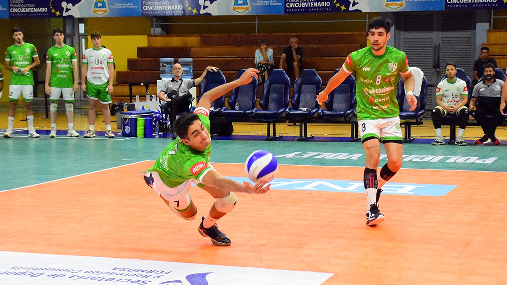El esfuerzo defensivo de Franco Ybars quedará lejos del alcance de Iván Quiroga. Once Unidos reanuda su camino en la Liga. Foto: Aclav.