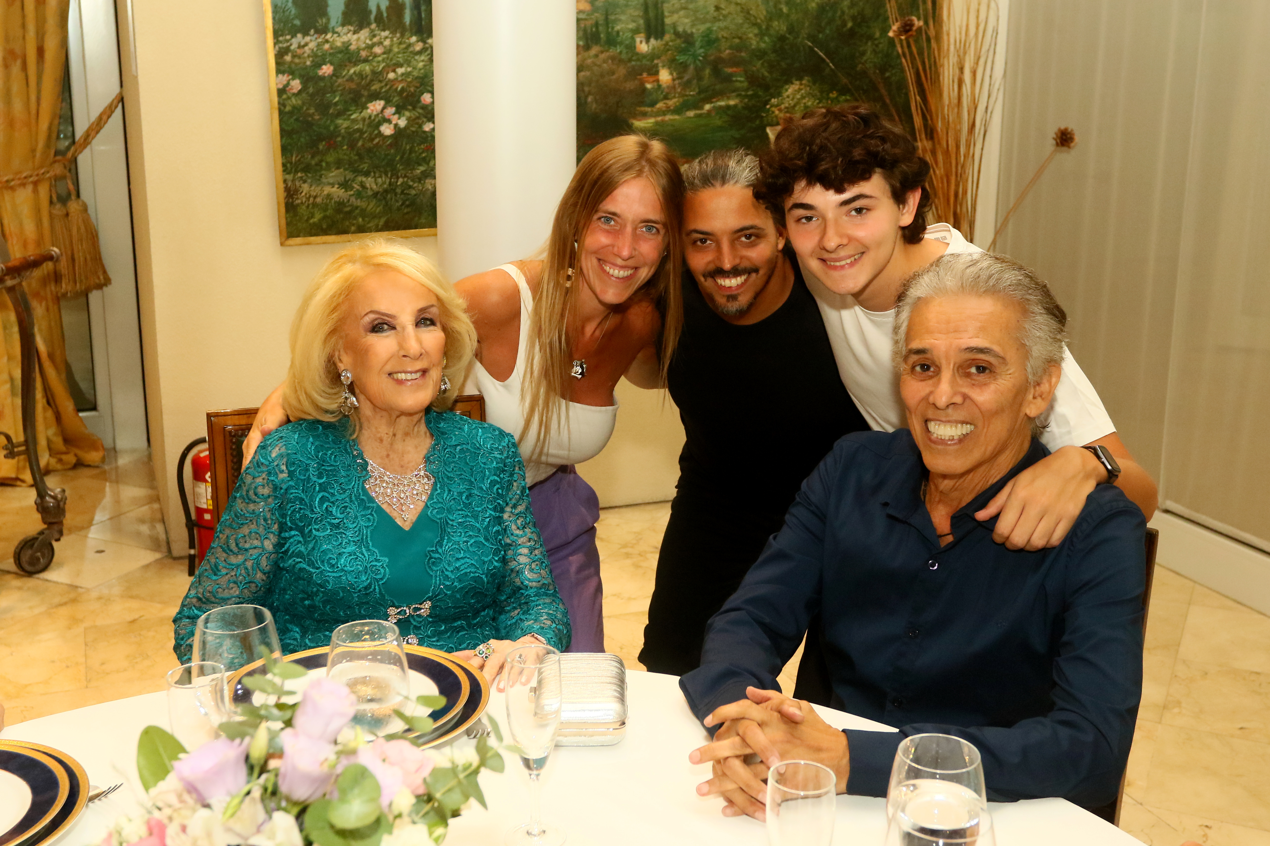 Encuentro afectuoso entre Yaco González y su pareja, Chantal Abad, su hijo Francisco y Jairo con la conductora Mirtha Legrand en el restaurante del Hermitage Hotel.