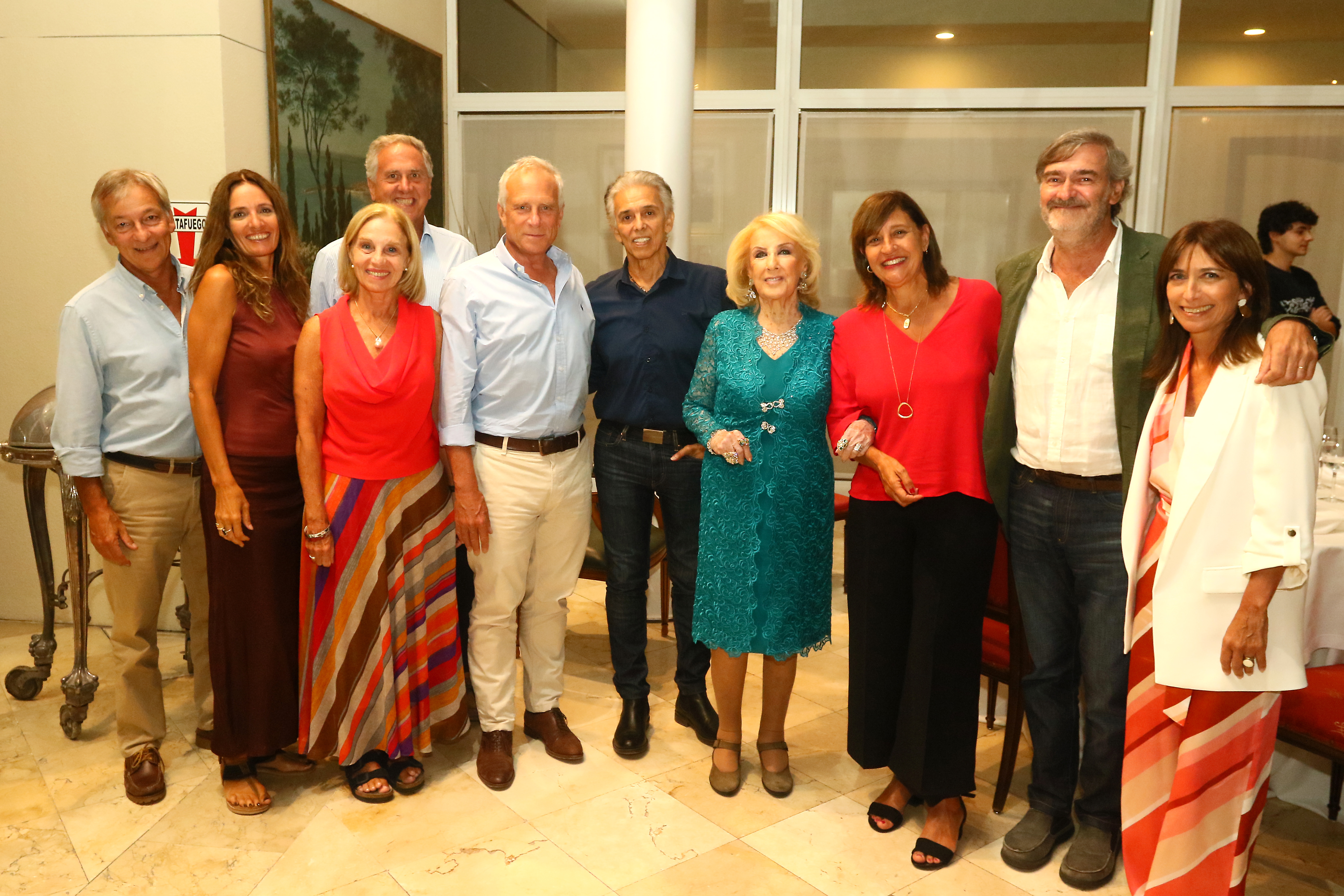 Carlos Vivequin, actual presidente del Mar del Plata Golf Club (segundo desde la derecha) junto al expresidente de la entidad, Jorge Sempé (quinto desde la izquierda) con familiares y amigos posaron con Mirtha.